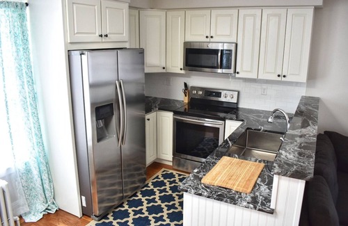 Fifth Ward Apartment | The Peaceful Puffin - 2-bedroom apartment with AC in Newport, RI