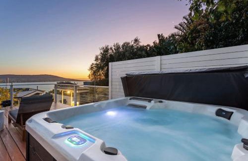 Mount Martha House | The Peak of Mt Martha Spa and Sunset Views
