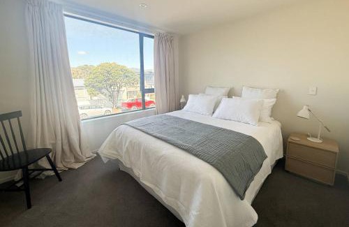 Petone Villa | The Petone Beauty - Flash, Beachside