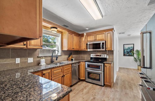 Oak Ridge North House | The Pines I Sleeps 12 I Private Pool I Patio & BBQ