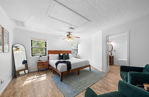 Oak Ridge North House | The Pines I Sleeps 12 I Private Pool I Patio & BBQ