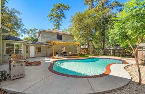 Oak Ridge North House | The Pines I Sleeps 12 I Private Pool I Patio & BBQ