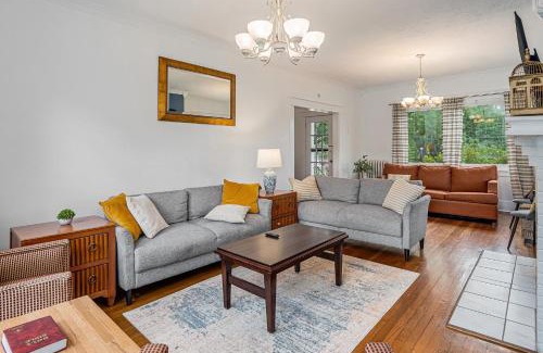 Glen Iris House | The Pinnacle at UAB - Southern Charm - Sleeps 15