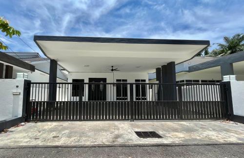 Ayer Tawar House | The Place