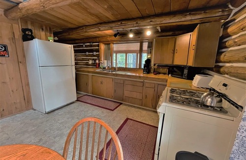 Glidden Cabin | The Pond Cabin | 2 Bed, 1 Bath
