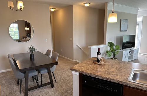 Westerville Apartment | The Pondview Perch | Fast WiFi | Washer/Dryer!