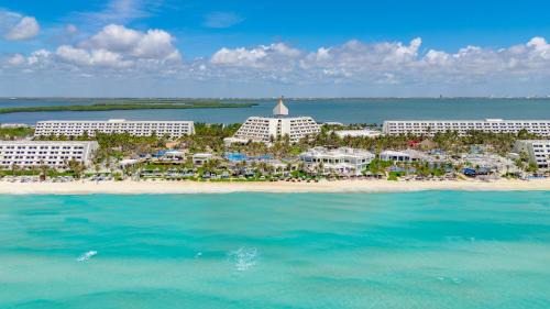 Punta Cancun Resort | The Pyramid Cancun by Oasis - All Inclusive