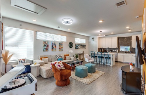 Govalle House | The Q - A modern Austin House: 7 Beds, 3 baths Hot Tub, Golf Sim, Sauna, DT ATX