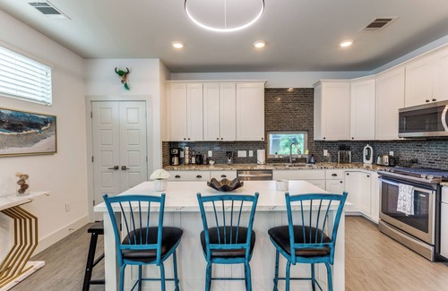 Govalle House | The Q - A modern Austin House: 7 Beds, 3 baths Hot Tub, Golf Sim, Sauna, DT ATX