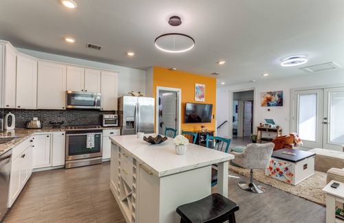 Govalle House | The Q - A modern Austin House: 7 Beds, 3 baths Hot Tub, Golf Sim, Sauna, DT ATX