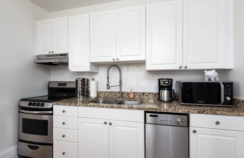 Cannonborough Elliotborough Condo | The Quarters on Spring