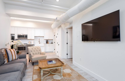 Cannonborough Elliotborough Condo | The Quarters on Spring