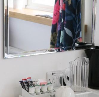 Buxton Hotel | The Queen's Head Hotel