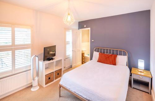 Milton Keynes Apartment | The Railway Inn MK 3 Bedroom Luxury Stay Sauna, Jacuzzi, Parking & Wi-Fi