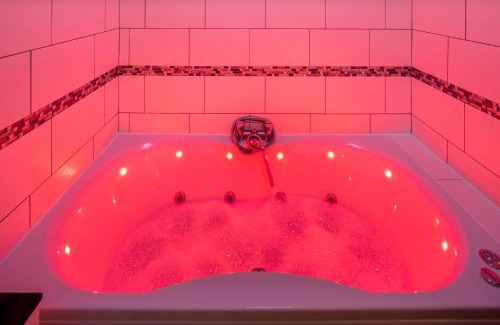 Milton Keynes Apartment | The Railway Inn MK 3 Bedroom Luxury Stay Sauna, Jacuzzi, Parking & Wi-Fi