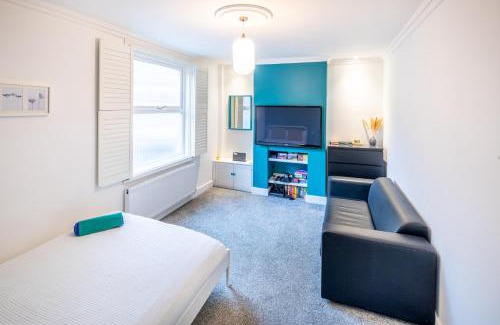 Milton Keynes Apartment | The Railway Inn MK 3 Bedroom Luxury Stay Sauna, Jacuzzi, Parking & Wi-Fi