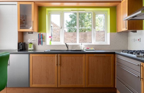 Iwade Apartment | The Rainbow Retreat Sleeps 11