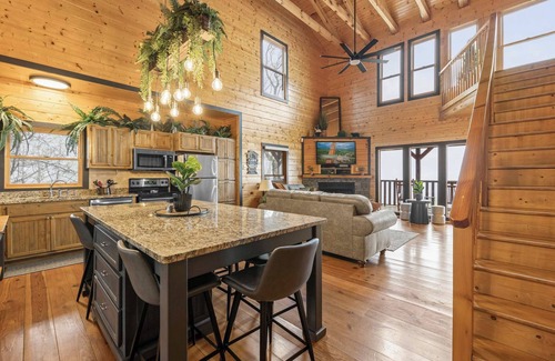 Gatlinburg - Pigeon Forge Cabin | The Real McCoy | Stunning Views w/Private Hot Tub