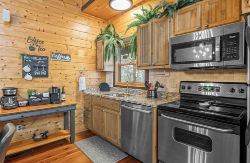 Gatlinburg - Pigeon Forge Cabin | The Real McCoy | Stunning Views w/Private Hot Tub