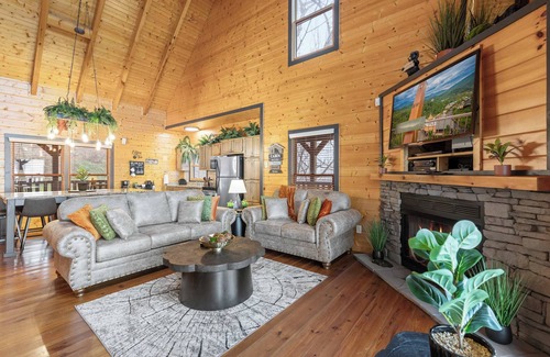 Gatlinburg - Pigeon Forge Cabin | The Real McCoy | Stunning Views w/Private Hot Tub