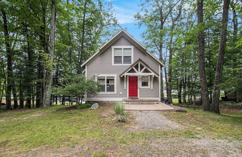 Baldwin House | The Red Door Cottage on Big Star Lake, Sleeps 8!