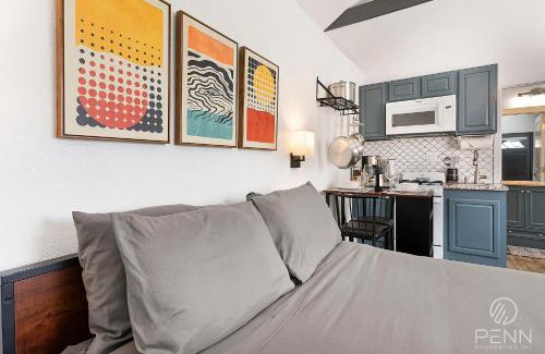 Chico House | The Red Door Guesthouse - Cozy, Central and Quiet