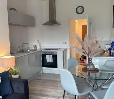 Kenfig Hill Apartment | The Retreats 2 Kenfig Hill Pet Friendly 2 Bedroom Flat with King Size bed twin beds and sofa bed sleeps up to 5 people