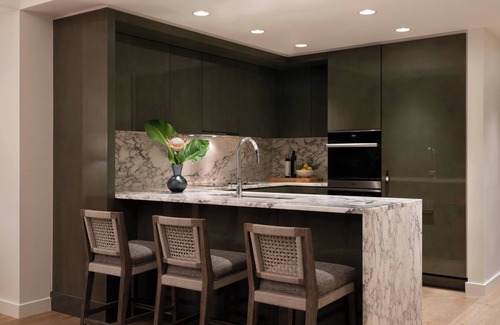 Waikiki Hotel | The Ritz-Carlton Residences, Waikiki Beach