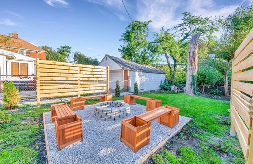 Jefferson Chalmers Apartment | The River @ The Park & River Chalet-1BD Upper Unit