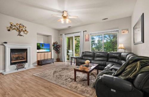 South Bechelli House | The Rivercrest Branch House - Close to Costco, Boat Ramp, Fishing, and Shopping