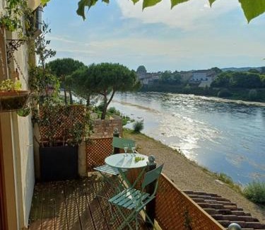 Sainte-Foy-la-Grande Apartment | The Riverview Loft