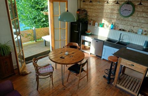 Sainte-Foy-la-Grande Apartment | The Riverview Loft
