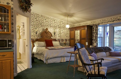 Julian Cottage | "The Romantic Mountain Getaway" - Includes Breakfast! Our own Farm Fresh Eggs!