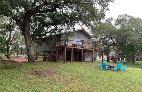 Brazoria House | The Rustic Retreat on the San Bernard River