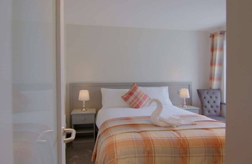 Woodstown House | The Saratoga Bar & Rooms