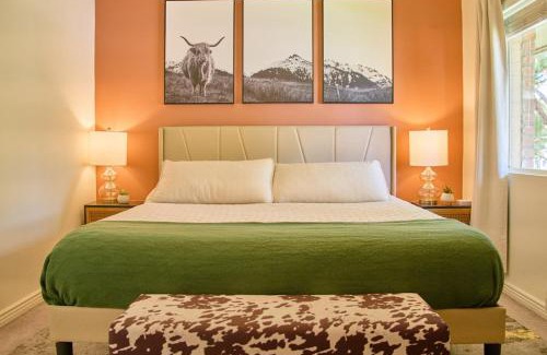 Fashion Square Apartment | The Scott Getaway - Walkable to Old Town, remodeled space, heated pool!