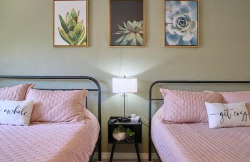 Fashion Square Apartment | The Scott Getaway - Walkable to Old Town, remodeled space, heated pool!