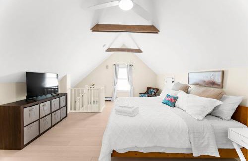 Stonington Apartment | The Seafarers Stay A Nautically Themed 3BR Flat in Stonington Borough