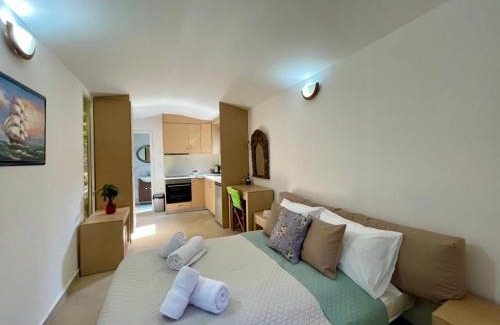 Hersonissos Centre Cabin | The Secret Nest