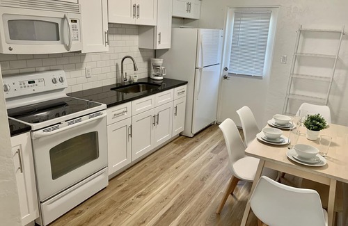 Bayshore Gardens House | “The Sequel” - King bed - Renovated - near IMG