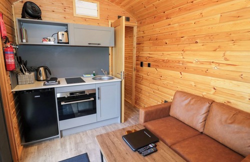 Middleton Cheney Cottage | THE SHEPHERDS HUT AT BRIDGE LAKE FARM & FISHERY in Chacombe