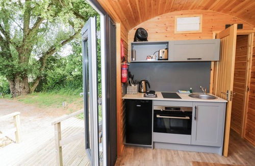 Middleton Cheney Cottage | THE SHEPHERDS HUT AT BRIDGE LAKE FARM & FISHERY in Chacombe