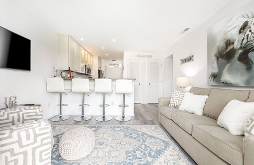 Acme Condo | The Shores Lake View Condo Unit 5574