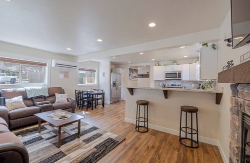 Kellogg House | The Silver Mountain Chalet- Private Hot Tub!