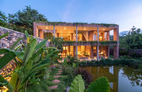 Banjartegehe Villa | The Sinaba Orchard's Pondhouse