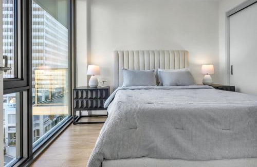 Carthay Circle Apartment | The Sky Gem