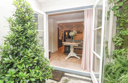 Minchinhampton Cottage | The Snug No 35 West End