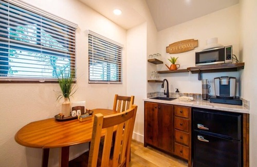 Elm Mott RV Rental | The Sparrow Treehouse 15 MIN to Magnolia & Baylor