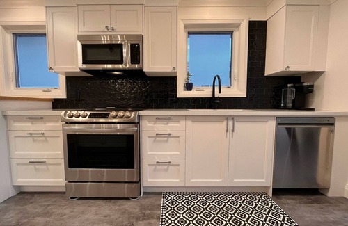 Brampton House | The Split - A Chic and Comfortable Pad to Work or Play - Family and Pet Friendly