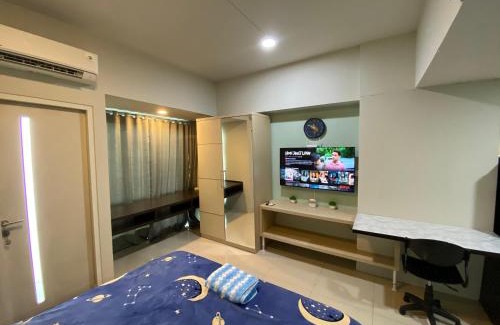 Siwalankerto Apartment | The Square Apartemen Service Twin Suite with WiFi NetFlix 50Inchi